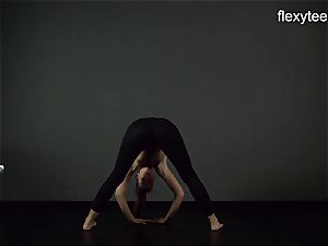 FlexyTeens - Zina demonstrates nimble bare bod